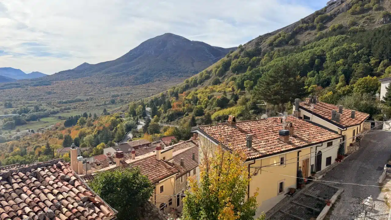 rocca di cambio in autunno panorama rocca di cambio in autunno panorama